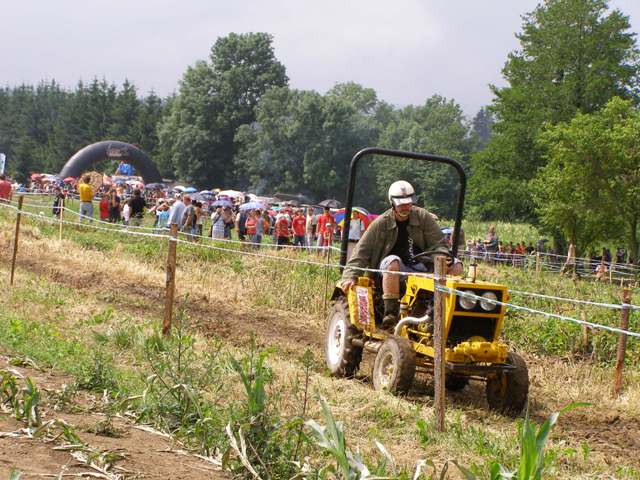 Člen Tractor Clubu při závodech v Dožicích Roman K.